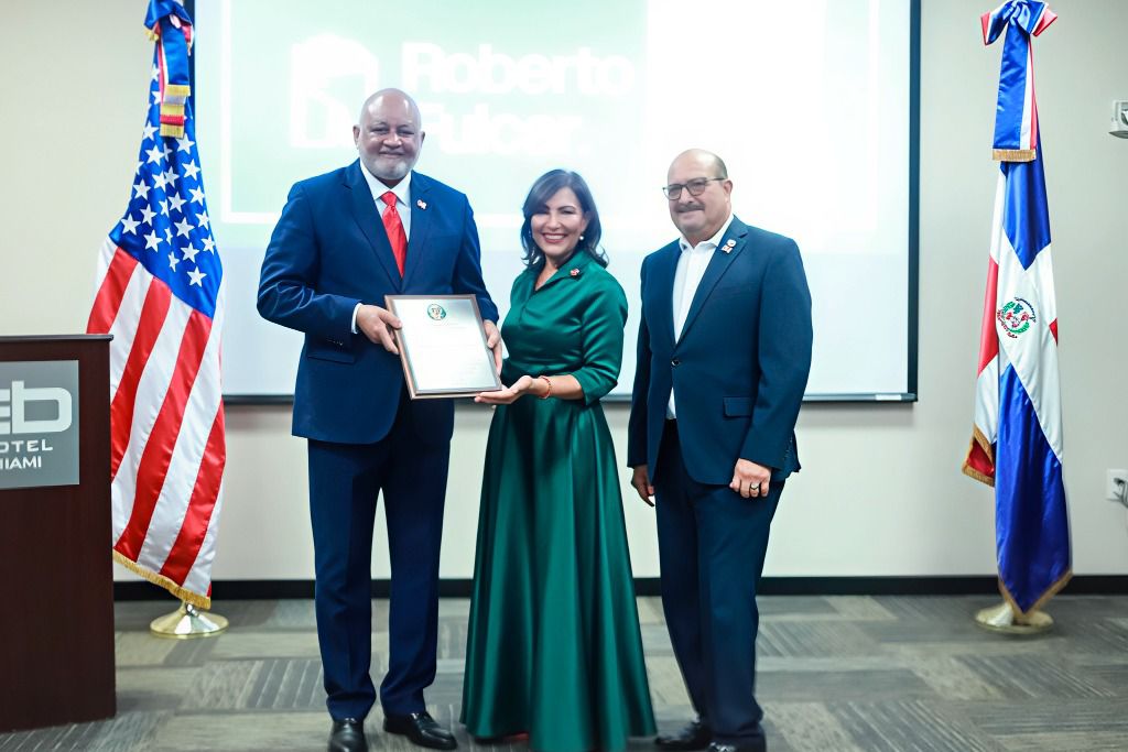 Roberto Fulcar presenta en Miami su libro “Mi compromiso con la educación” | 3 | Roberto Fulcar presenta en Miami su libro “Mi compromiso con la educación” - Noticias de hoy en República Dominicana | De Último Minuto