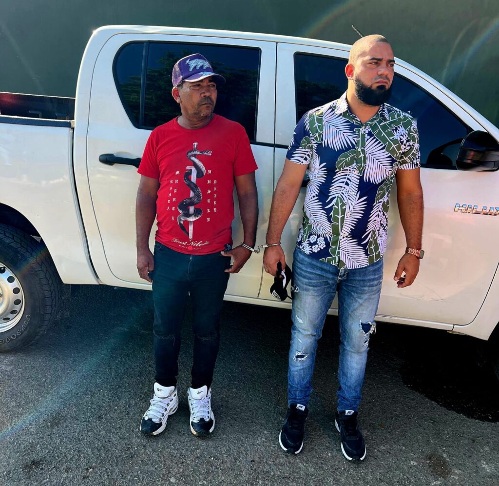 Funcionario del MOPC en Dajabón es detenido por trasladar indocumentados en vehículo oficial | 2 | Funcionario del MOPC en Dajabón es detenido por trasladar indocumentados en vehículo oficial - Noticias de hoy en República Dominicana | De Último Minuto