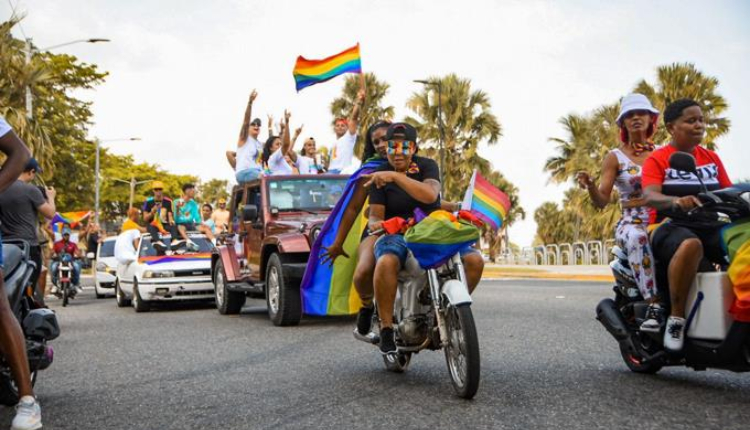 Comunidad LGBTIQ+ celebra su 18ª caravana 2025