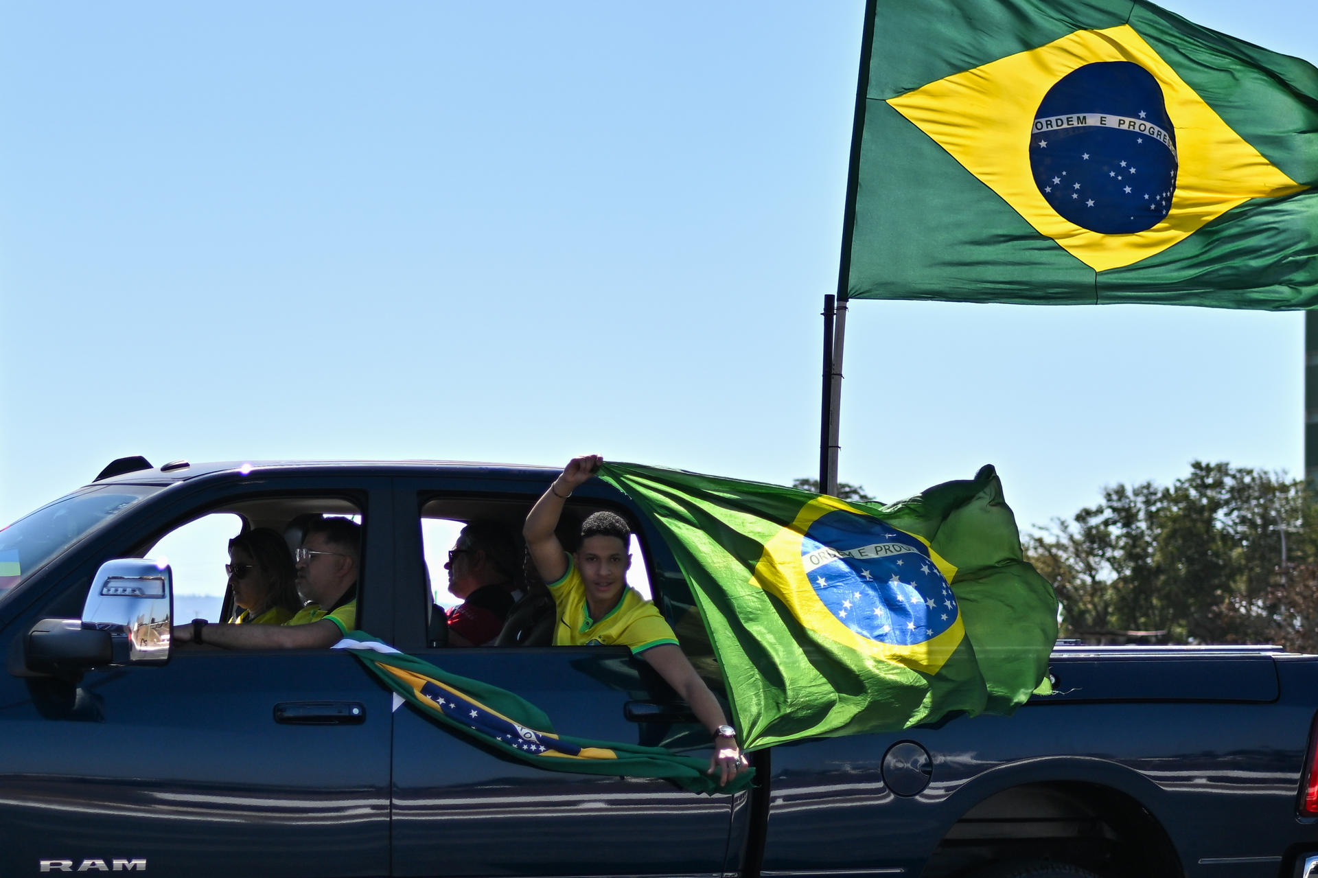 Seguidores de Bolsonaro hacen una caravana en Brasilia contra el juicio por golpismo