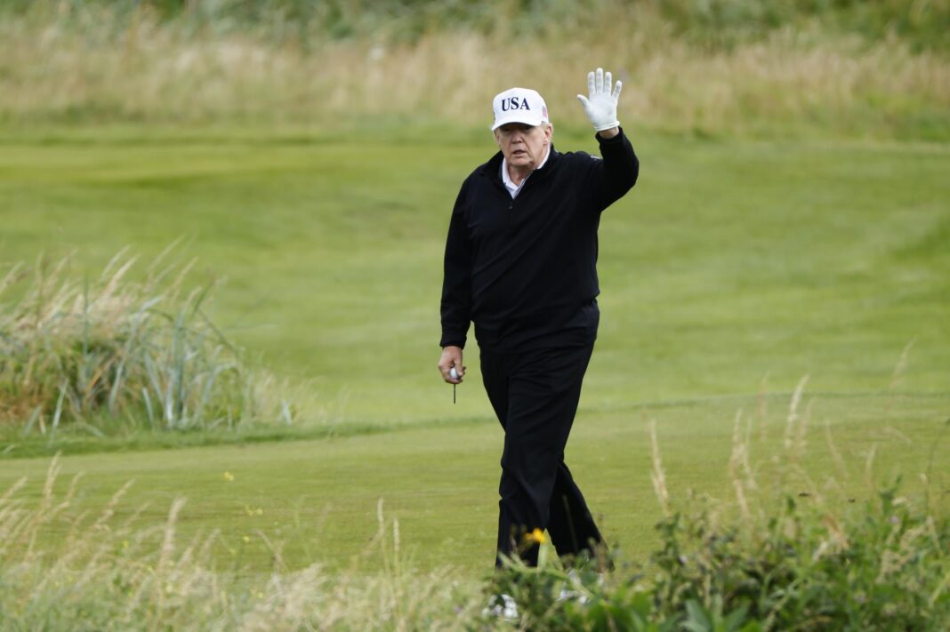 Trump juega al golf en Escocia antes de sus reuniones con Von der Leyen y Starmer