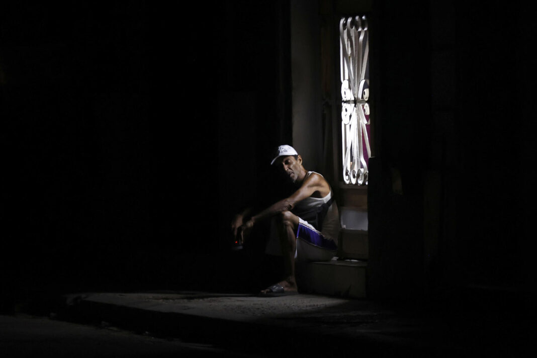 El 46 % de Cuba sufrirá apagones simultáneos este jueves en plena crisis energética