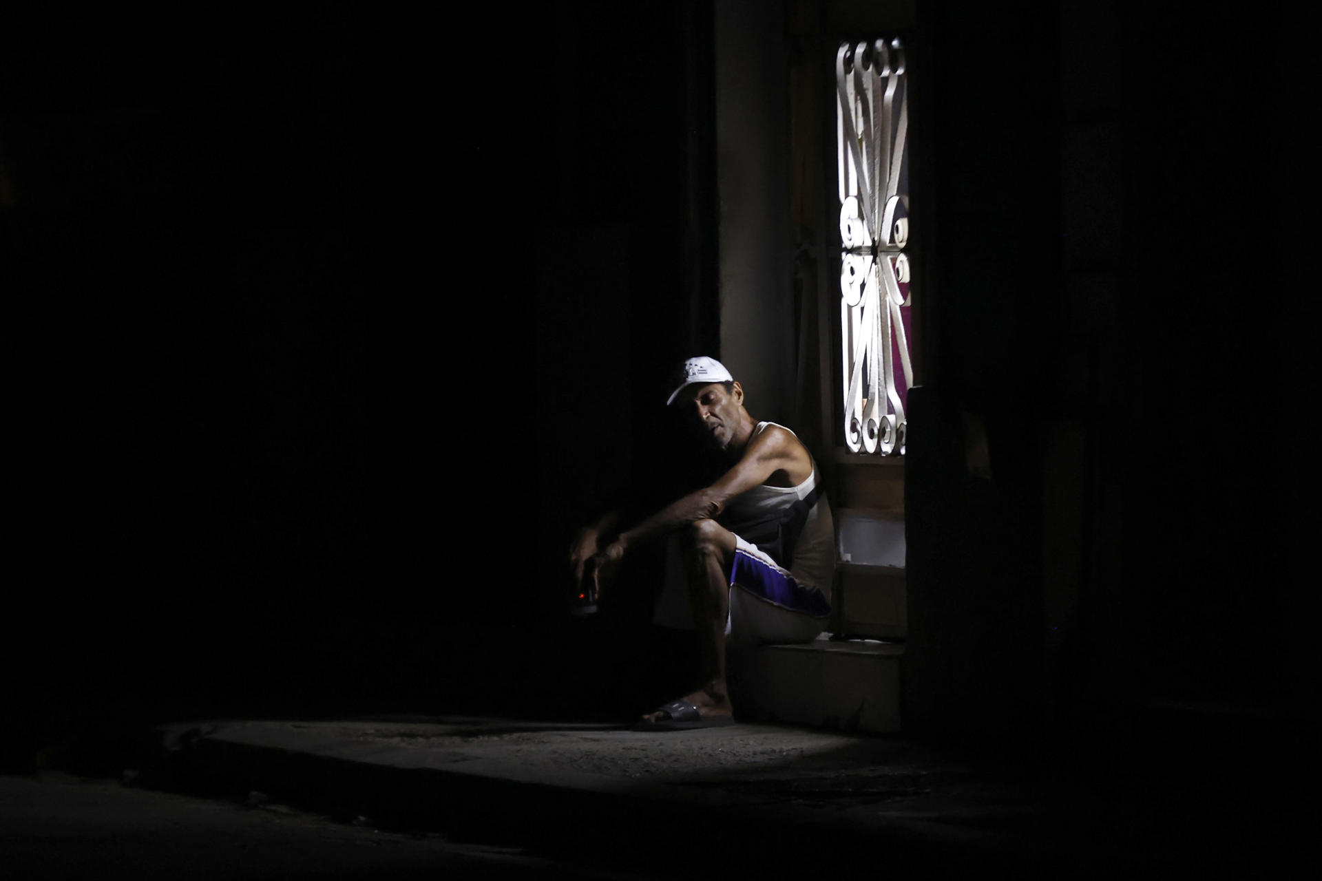 El 46 % de Cuba sufrirá apagones simultáneos este jueves en plena crisis energética