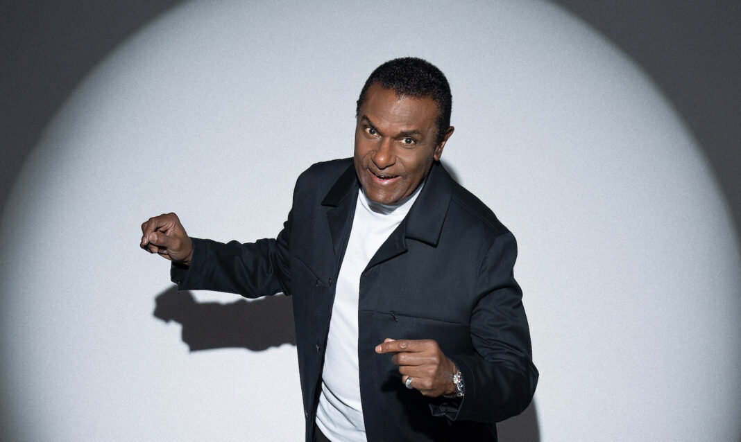 El Canario celebra cinco décadas de carrera con el álbum “Big Swing”