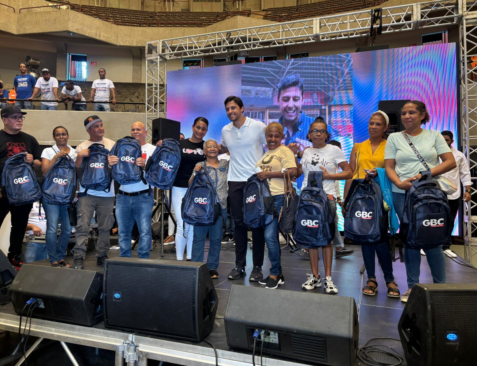 Fundación GBC entrega útiles escolares a más de 500 familias en el Coliseo Teo Cruz - Noticias de hoy en República Dominicana | De Último Minuto