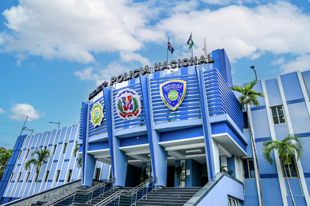 Oficial acusado por presunta agresión sexual de una ex cadete fue suspendido en mayo