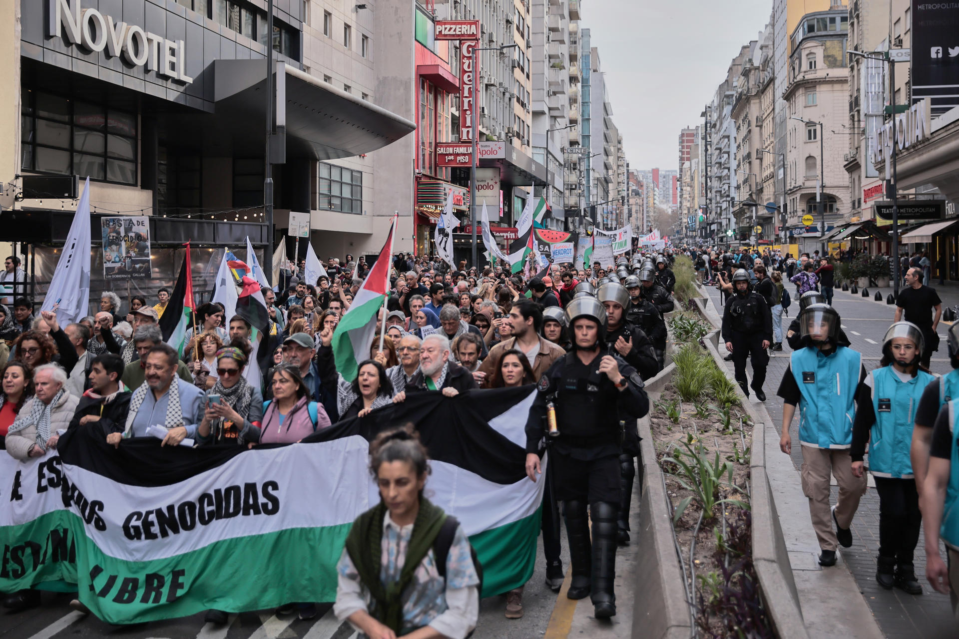 Miles marchan en solidaridad con Palestina Buenos Aires y hombre es retenido por policía - Noticias de hoy en República Dominicana | De Último Minuto