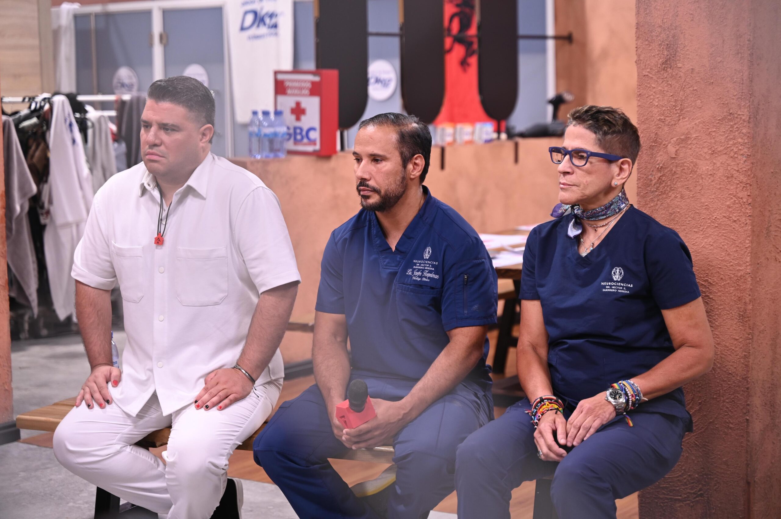 El equipo estuvo conformado por psicólogos clínicos y terapeutas especializados en dinámicas psicosociales, quienes acompañaron a los diez participantes de La Casa de Alofoke.