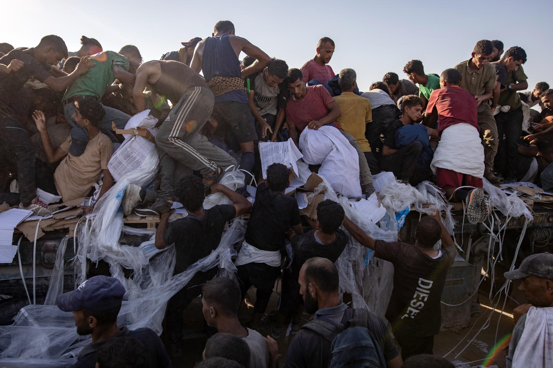 Gaza dice que solo 95 camiones ingresaron ayer mientras que Israel eleva cifra a 300