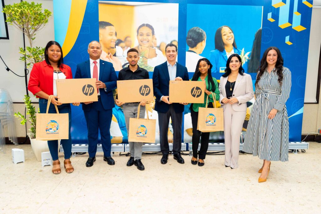 Banco Popular otorga 32 nuevas becas del programa Excelencia Popular - Noticias de hoy en República Dominicana | De Último Minuto