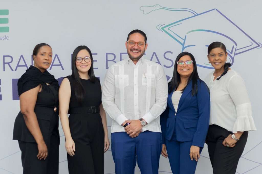 UCE entrega 50 becas completas a jóvenes de excelencia académica | 4 | UCE entrega 50 becas completas a jóvenes de excelencia académica - Noticias de hoy en República Dominicana | De Último Minuto