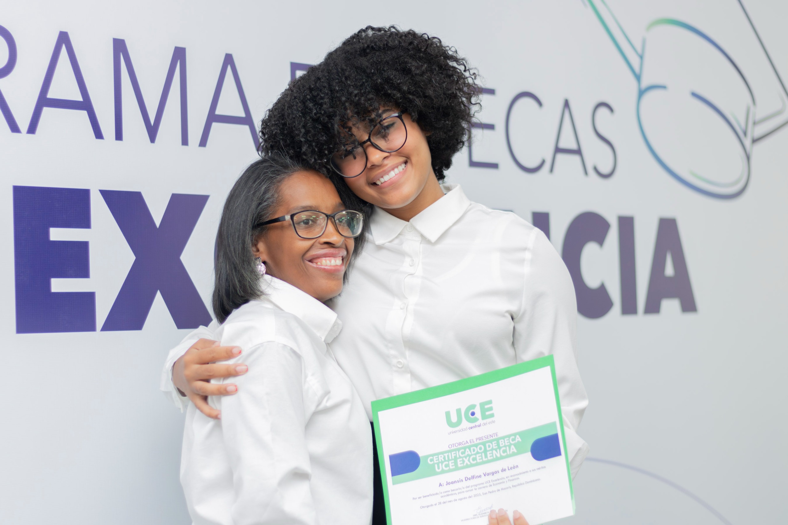 UCE entrega 50 becas completas a jóvenes de excelencia académica