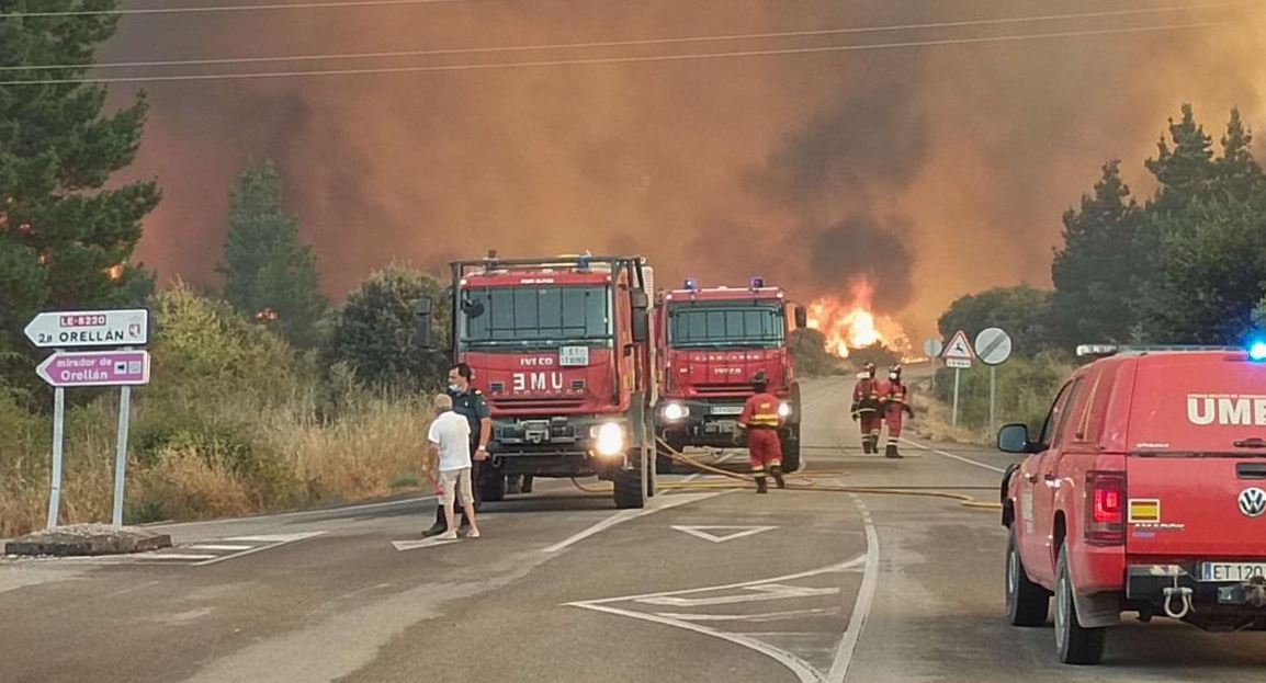 Un muerto y un herido al volcar una autobomba en los incendios de León (España) - Noticias de hoy en República Dominicana | De Último Minuto