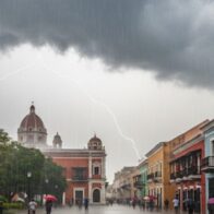Continuarán fuertes aguaceros este domingo por onda tropical - Imagen generada con IA