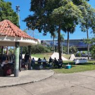 Bazar solidario en Los Jardines del Norte ofrece moda, belleza y hasta aguacates Santo Domingo. – Con una variada oferta de ropa, accesorios, productos para el cabello y hasta aguacates frescos traídos desde San Francisco de Macorís, se desarrolla este sábado un bazar solidario en el parque Los Jardines del Norte, ubicado en la avenida John F. Kennedy, casi frente a Rica. El evento, que permanecerá abierto hasta las 6:00 de la tarde, busca recaudar fondos destinados a proyectos educativos, por lo que todos los artículos están disponibles a precios módicos, desde 100 pesos en adelante. “Aquí no van a encontrar piezas de mil pesos, la idea es que todos puedan comprar y aportar a la causa”, explicaron las organizadoras, quienes además anunciaron que las compras mayores a mil pesos incluyen un aguacate de regalo. Entre los atractivos del bazar se destacan las prendas de vestir para damas, caballeros y niños, así como accesorios artesanales y joyería en distintos materiales. También se ofrecen productos capilares de la línea orgánica “Procapilar”, elaborados con ingredientes naturales como canela, jengibre, colágeno, ácido hialurónico, aceite de coco y otros extractos que aportan nutrición e hidratación al cabello. Los organizadores señalaron que el producto más solicitado hasta el momento es el champú de crecimiento, aunque toda la familia termina aprovechando los beneficios de las fórmulas orgánicas. “Lo compra la mujer y al final lo usan hasta los esposos e hijos, porque es muy bueno”, comentaron entre risas. Con un ambiente alegre y de colaboración, este bazar no solo ofrece mercancías a buen precio, sino que también invita a la comunidad a sumarse a un esfuerzo solidario en favor de la educación.