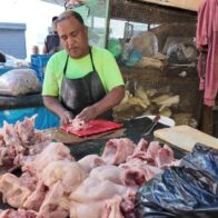 "El pollo ya es para ricos": comerciantes y consumidores preocupados por alza de precios