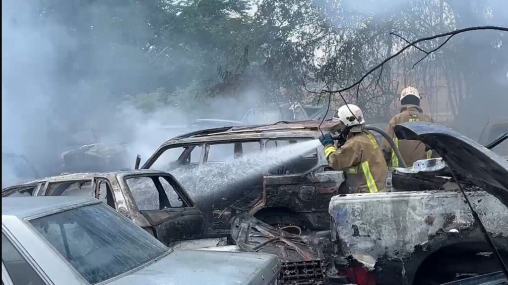 Voraz incendio consume más de 60 vehículos en taller de Aguayo, SFM | 4 | Voraz incendio consume más de 60 vehículos en taller de Aguayo, SFM - Noticias de hoy en República Dominicana | De Último Minuto