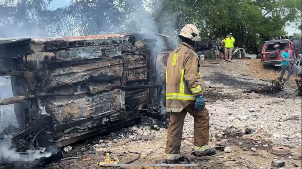 Voraz incendio consume más de 60 vehículos en taller de Aguayo, SFM | 3 | Voraz incendio consume más de 60 vehículos en taller de Aguayo, SFM - Noticias de hoy en República Dominicana | De Último Minuto