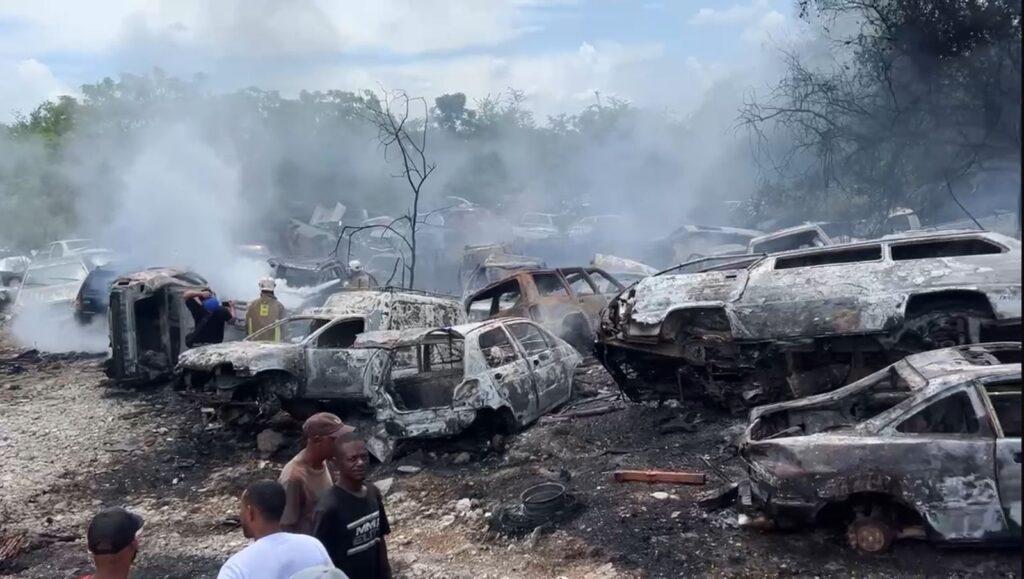 Voraz incendio consume más de 60 vehículos en taller de Aguayo, SFM | 2 | Voraz incendio consume más de 60 vehículos en taller de Aguayo, SFM - Noticias de hoy en República Dominicana | De Último Minuto