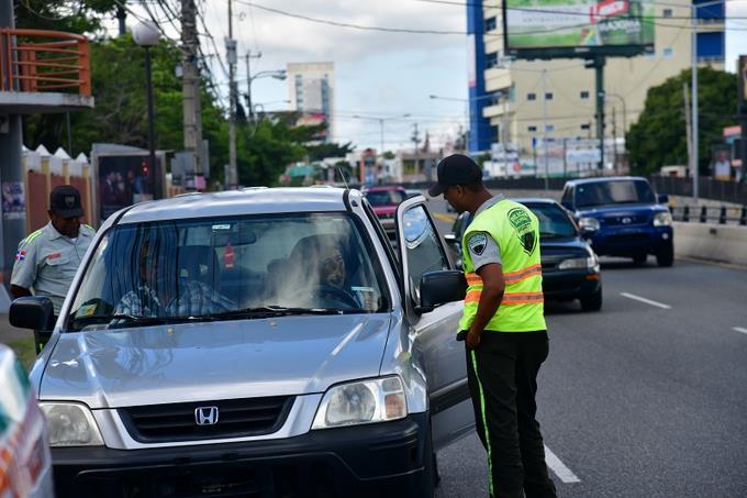 Multas de hasta 5,000 pesos y remolque: nuevas sanciones por mal estacionamiento en el Distrito Nacional - Noticias de hoy en República Dominicana | De Último Minuto