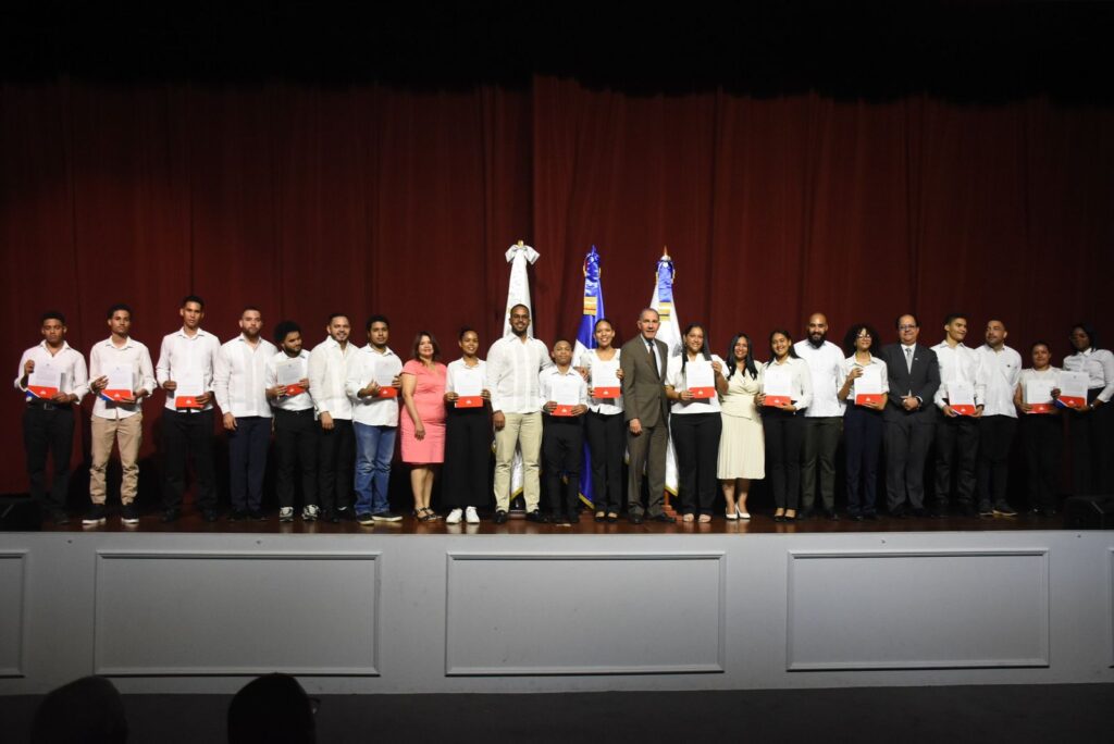 MESCyT e ITLA realizan entrega de 350 becas nacionales a estudiantes en carreras STEAM - Noticias de hoy en República Dominicana | De Último Minuto