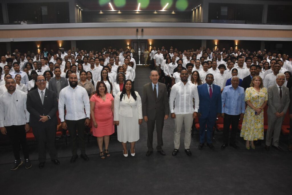 MESCyT e ITLA realizan entrega de 350 becas nacionales a estudiantes en carreras STEAM - Noticias de hoy en República Dominicana | De Último Minuto