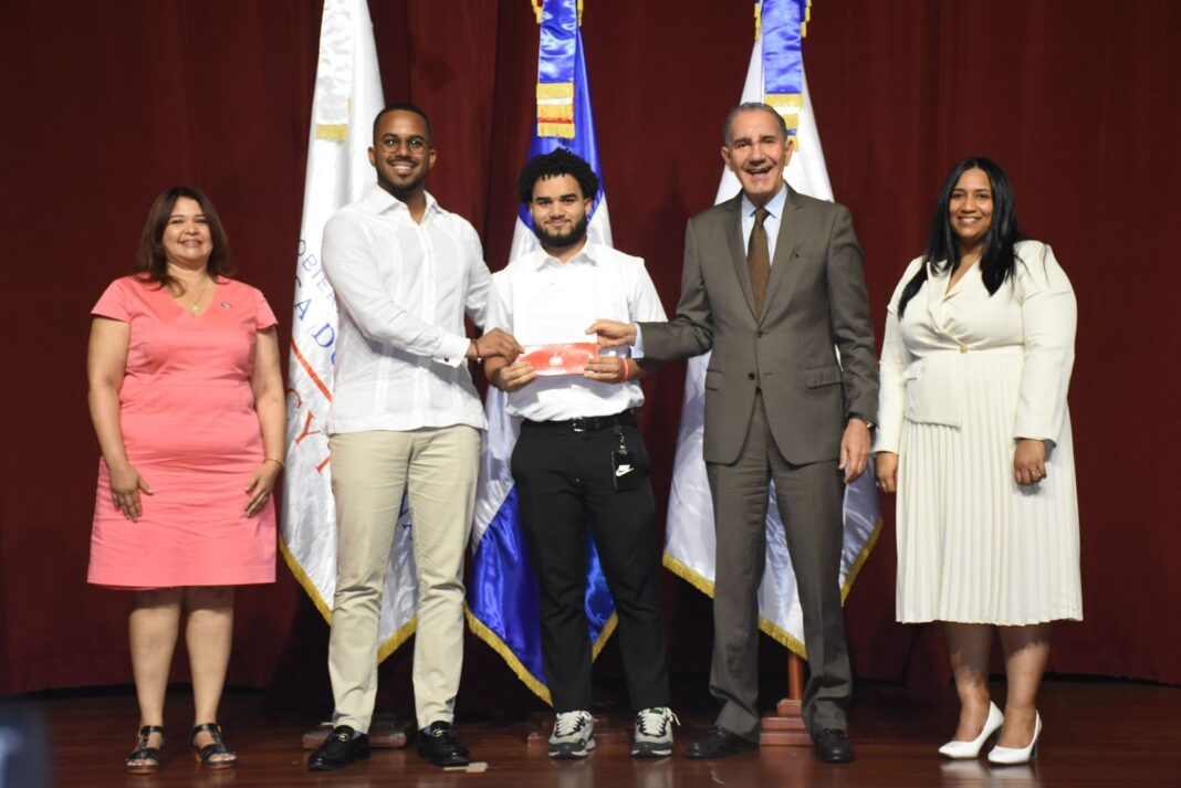 MESCyT e ITLA realizan entrega de 350 becas nacionales a estudiantes en carreras STEAM