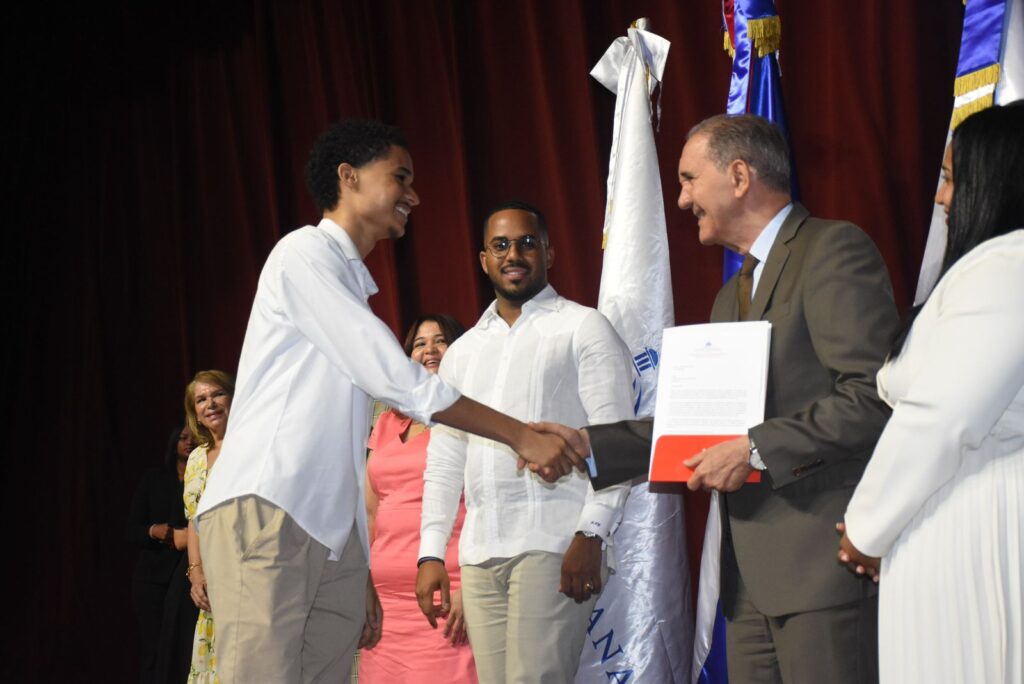 MESCyT e ITLA realizan entrega de 350 becas nacionales a estudiantes en carreras STEAM - Noticias de hoy en República Dominicana | De Último Minuto