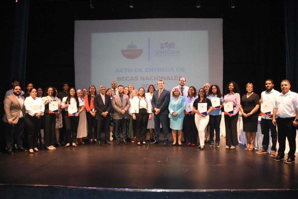 MESCyT otorga 110 becas a estudiantes de la Universidad Domínico-Americano y Ucateba | 5 | MESCyT otorga 110 becas a estudiantes de la Universidad Domínico-Americano y Ucateba - Noticias de hoy en República Dominicana | De Último Minuto