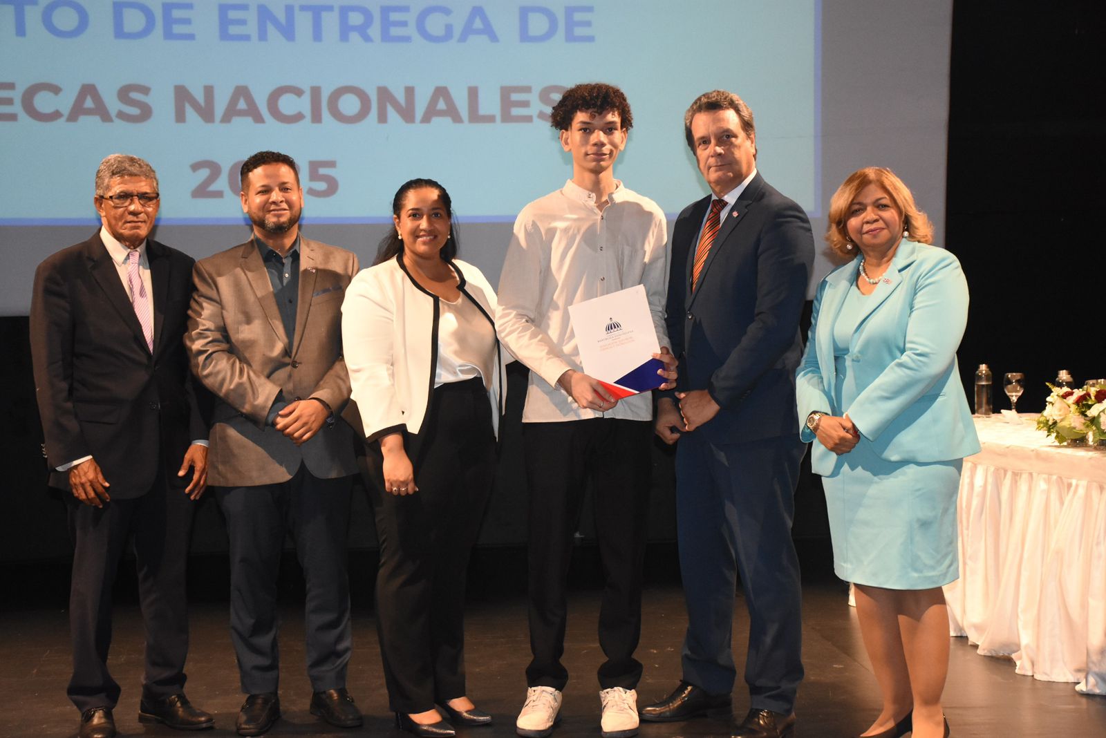 MESCyT otorga becas a estudiantes de la Universidad Domínico-Americano  y Ucateba