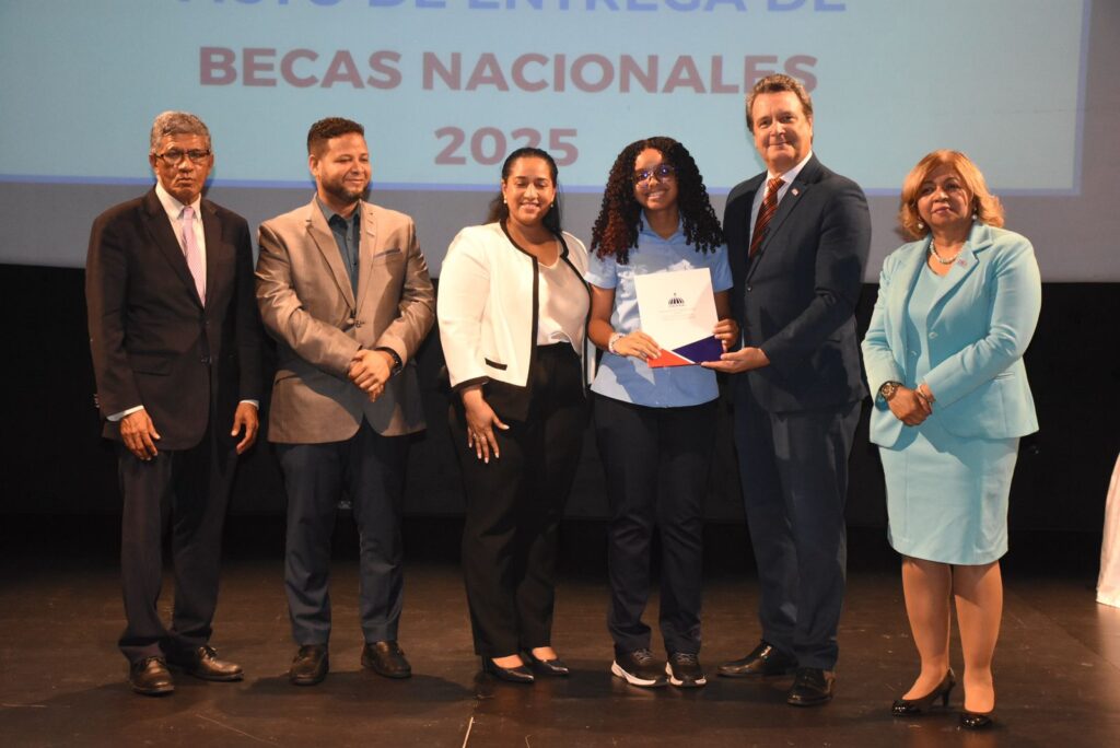 MESCyT otorga 110 becas a estudiantes de la Universidad Domínico-Americano y Ucateba | 2 | MESCyT otorga 110 becas a estudiantes de la Universidad Domínico-Americano y Ucateba - Noticias de hoy en República Dominicana | De Último Minuto