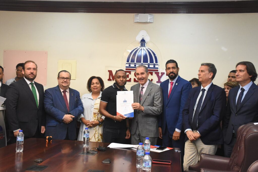 MESCyT entrega 114 becas internacionales a estudiantes para maestrías | 4 | MESCyT entrega 114 becas internacionales a estudiantes para maestrías - Noticias de hoy en República Dominicana | De Último Minuto