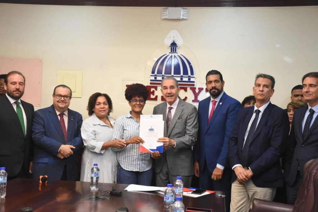 MESCyT entrega 114 becas internacionales a estudiantes para maestrías | 5 | MESCyT entrega 114 becas internacionales a estudiantes para maestrías - Noticias de hoy en República Dominicana | De Último Minuto