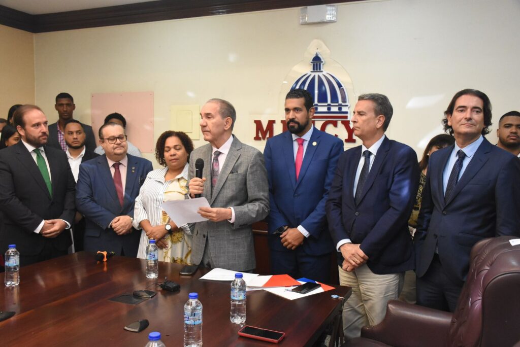 MESCyT entrega 114 becas internacionales a estudiantes para maestrías | 6 | MESCyT entrega 114 becas internacionales a estudiantes para maestrías - Noticias de hoy en República Dominicana | De Último Minuto