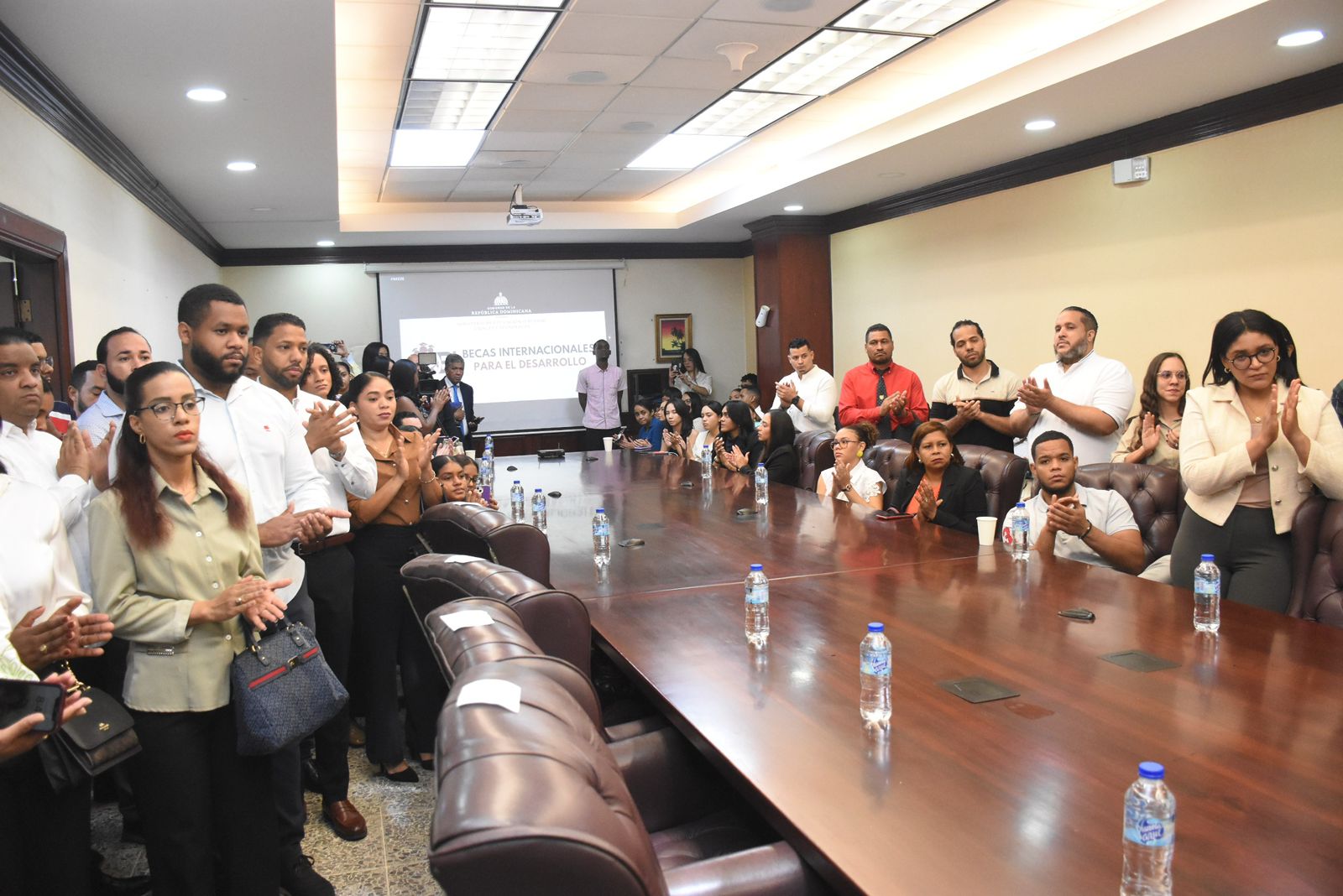 MESCyT entrega 114 becas internacionales a estudiantes para maestrías