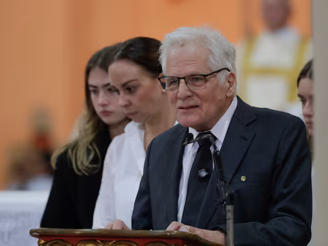 Padre del senador Miguel Uribe Turbay ocupará su lugar en disputa presidencial