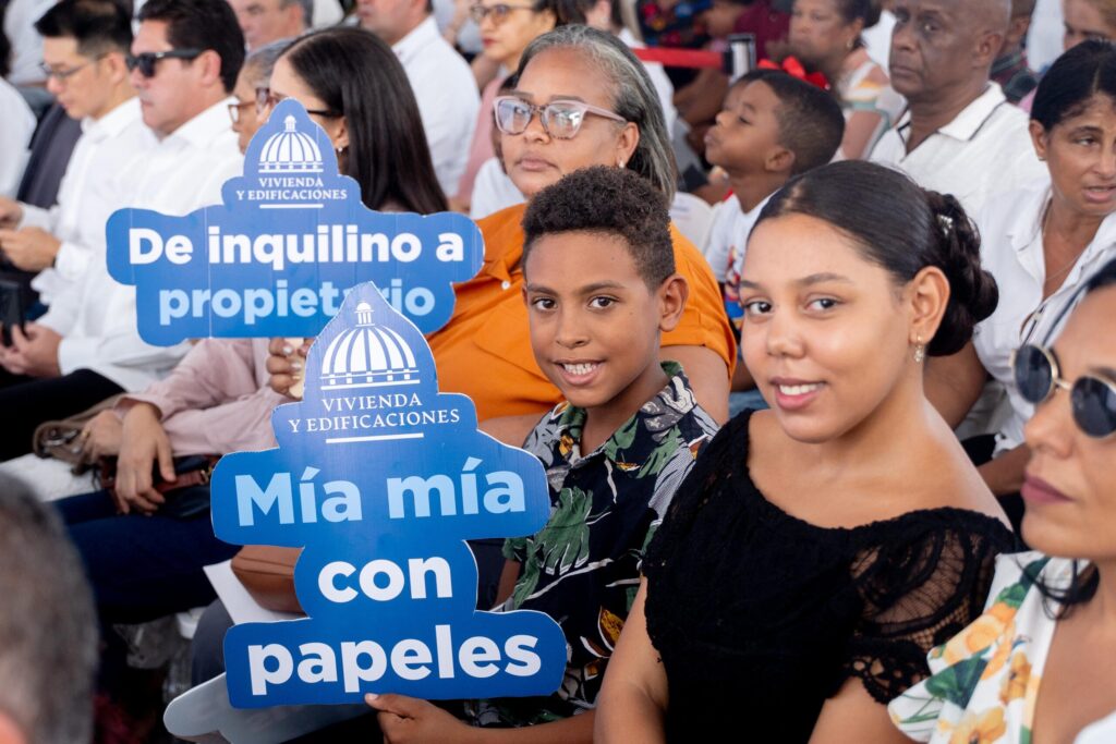 Abinader entrega 140 apartamentos y 30 Bono Mujer en Manoguayabo | 4 | Abinader entrega 140 apartamentos y 30 Bono Mujer en Manoguayabo - Noticias de hoy en República Dominicana | De Último Minuto