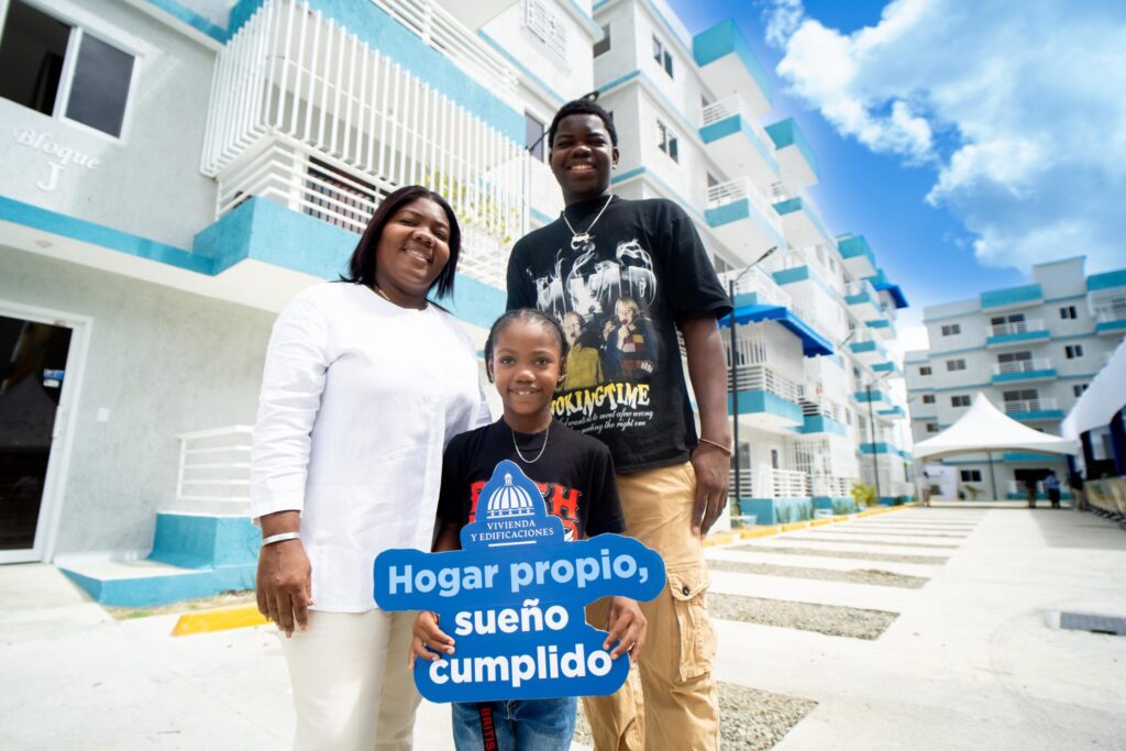 Abinader entrega 140 apartamentos y 30 Bono Mujer en Manoguayabo | 2 | Abinader entrega 140 apartamentos y 30 Bono Mujer en Manoguayabo - Noticias de hoy en República Dominicana | De Último Minuto