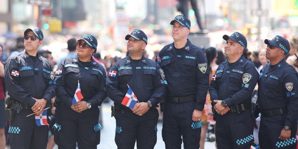 PN presenta nuevo uniforme durante participación en la Gran Parada Dominicana junto a la NYPD