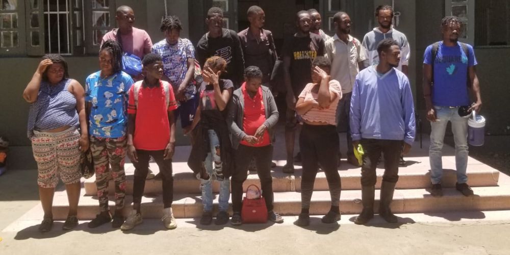 Ejército detiene 19 indocumentados en puesto de chequeo El Guanal en Santiago Rodríguez