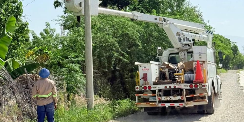 Alcaldía y Edesur instalan luminarias en Sabana Yegua