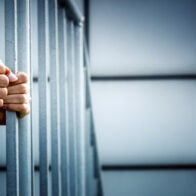 Envían a prisión preventiva a mujer detenida con 249 kilos de cocaína en Ecuador