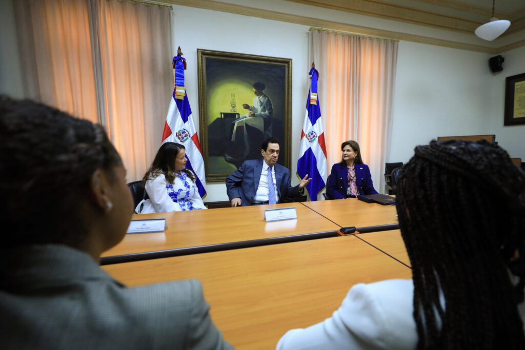 Vicepresidenta recibe a estudiantes dominicanos galardonados con el Premio al Mérito Escolar 2025 | 3 | Vicepresidenta recibe a estudiantes dominicanos galardonados con el Premio al Mérito Escolar 2025 - Noticias de hoy en República Dominicana | De Último Minuto