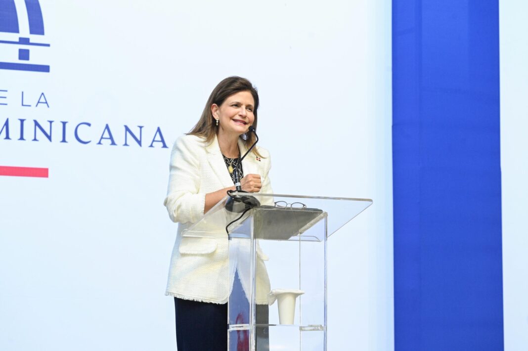 Vicepresidenta dicta conferencia en SPM sobre importancia de las zonas francas