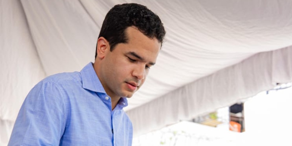 Omar Fernández entrega útiles escolares a estudiantes en Dajabón