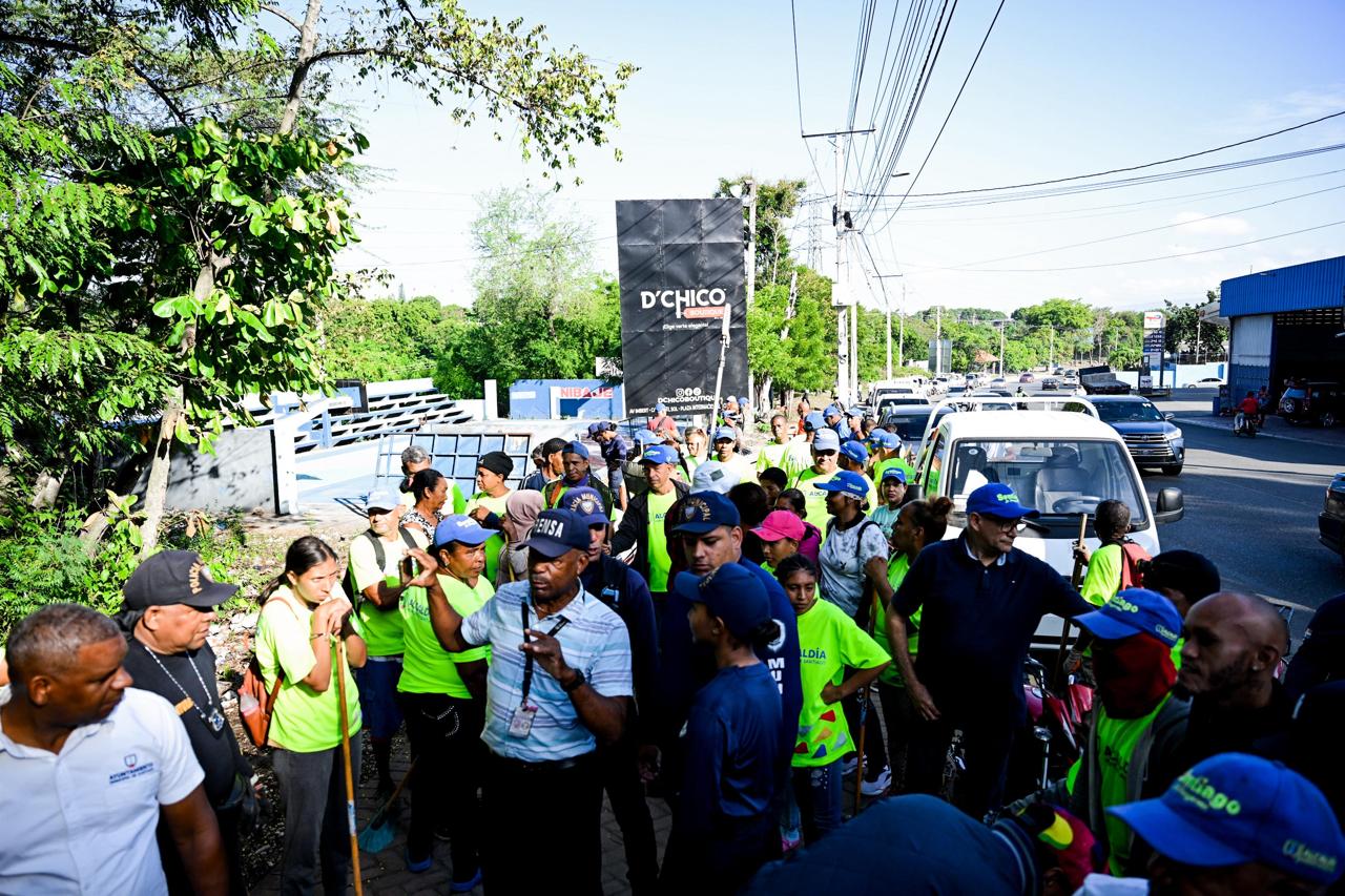 Alcaldía de Santiago interviene sector Nueva York Chiquito con operativo de limpieza y remozamiento
