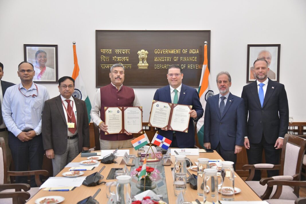 Delegaciones de ambos países durante la firma del acuerdo.