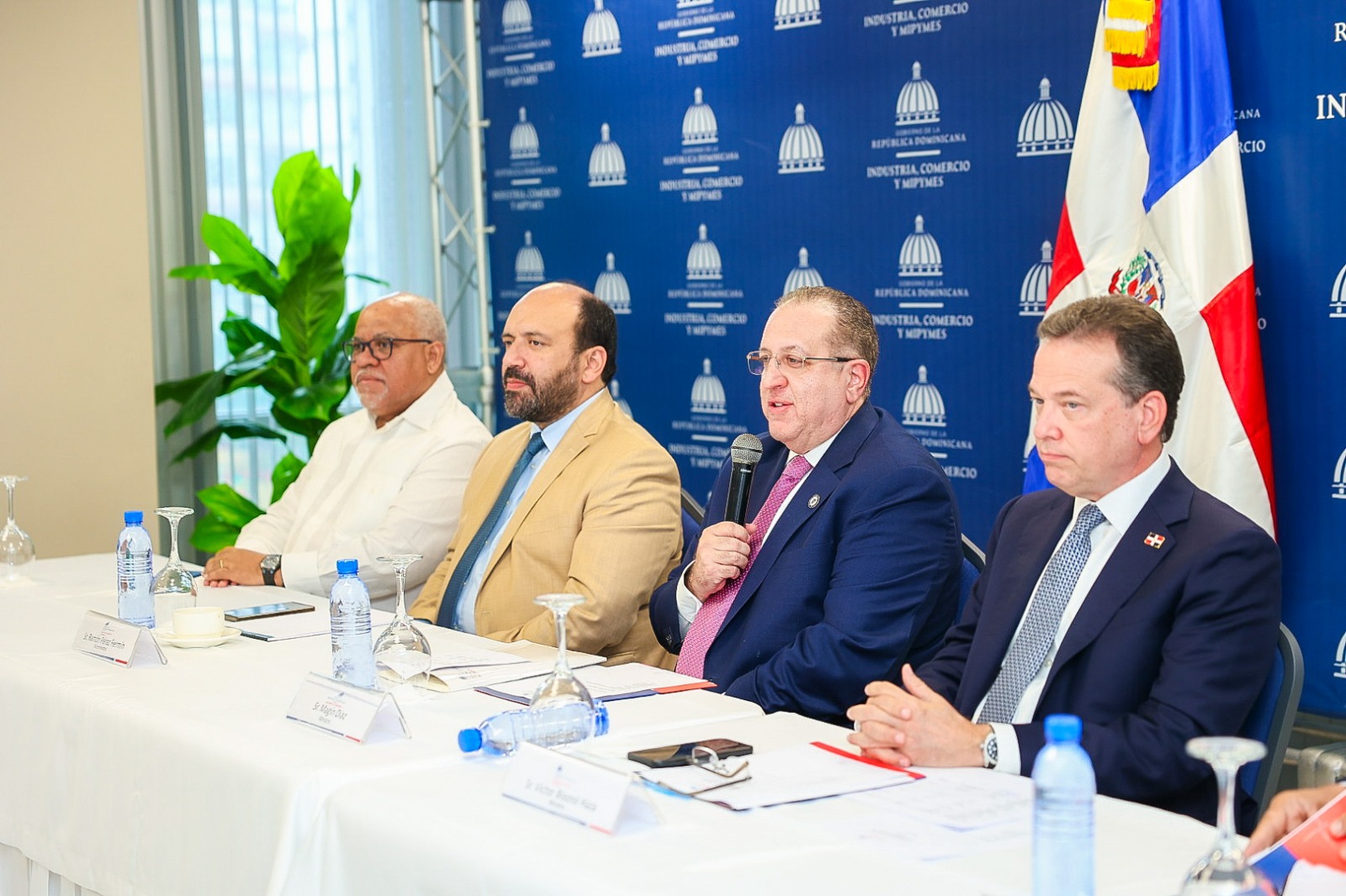 Los ministros de Hacienda y Economía (MHE), Magín Díaz, y de Industria, Comercio y Mipymes (MICM), Víctor -Ito- Bisonó.
