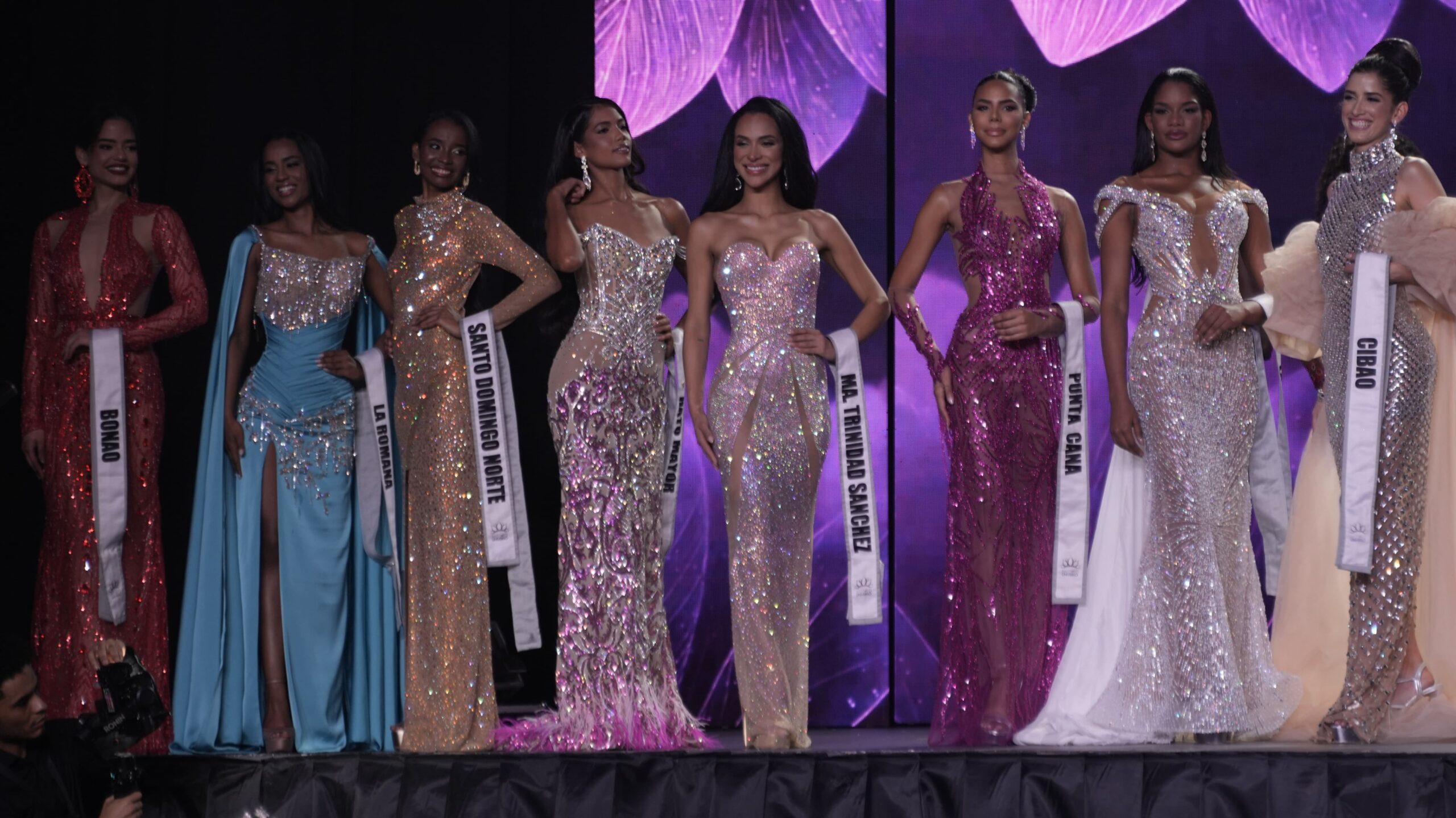 Beldades derrochan glamour y elegancia en la competencia preliminar del Miss RD