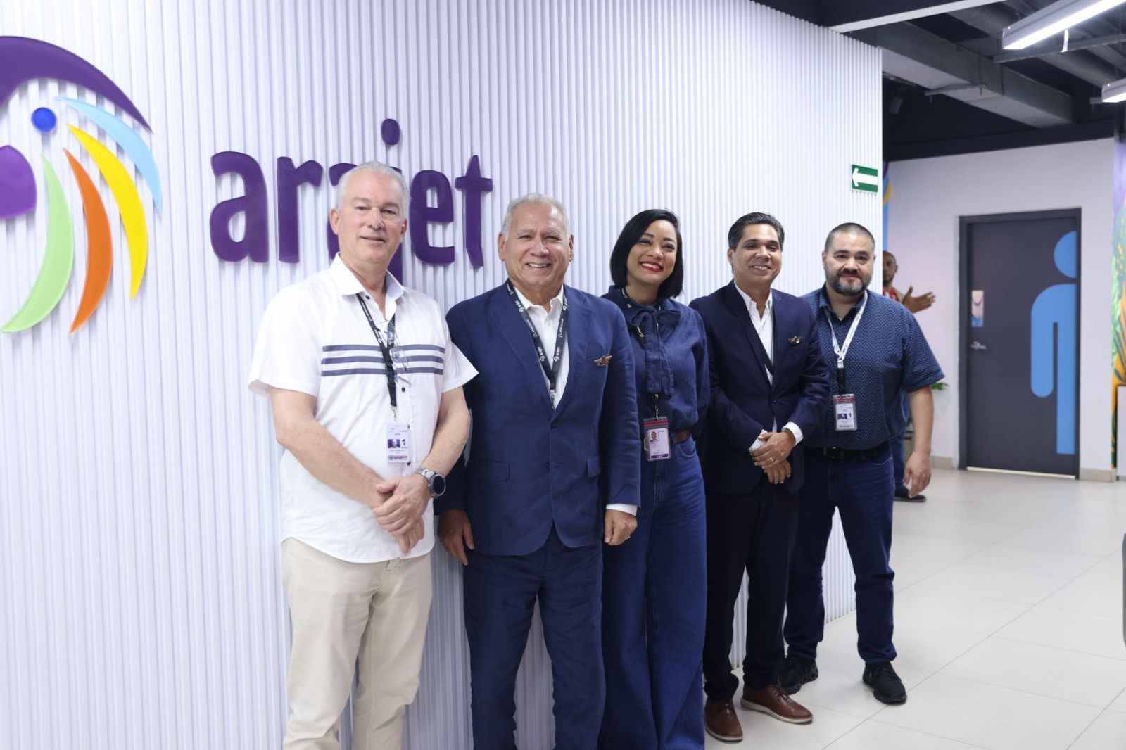 Tripulantes VIP y ARAJET firman acuerdo estratégico para fortalecer el talento aeronáutico